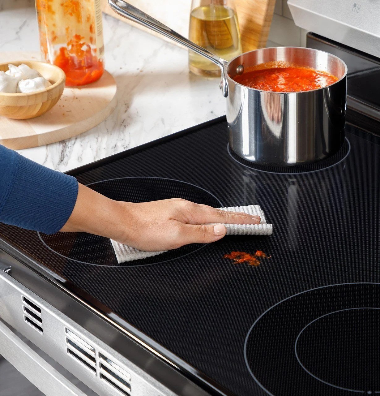GE 30" Freestanding Electric Range - Image 10