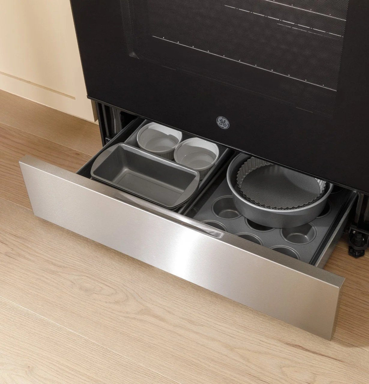 GE 30" Freestanding Electric Range - Image 8